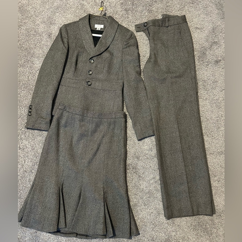 EUC women’s suit with blazer, skirt and pants size 0/0P